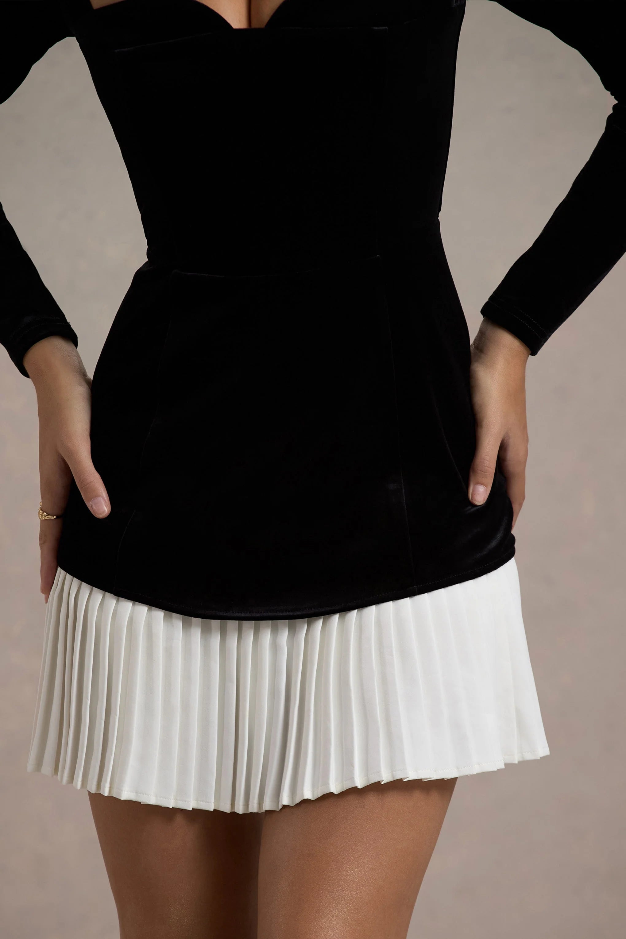 Americano | Black Velvet Sweetheart Long-Sleeve Mini Dress